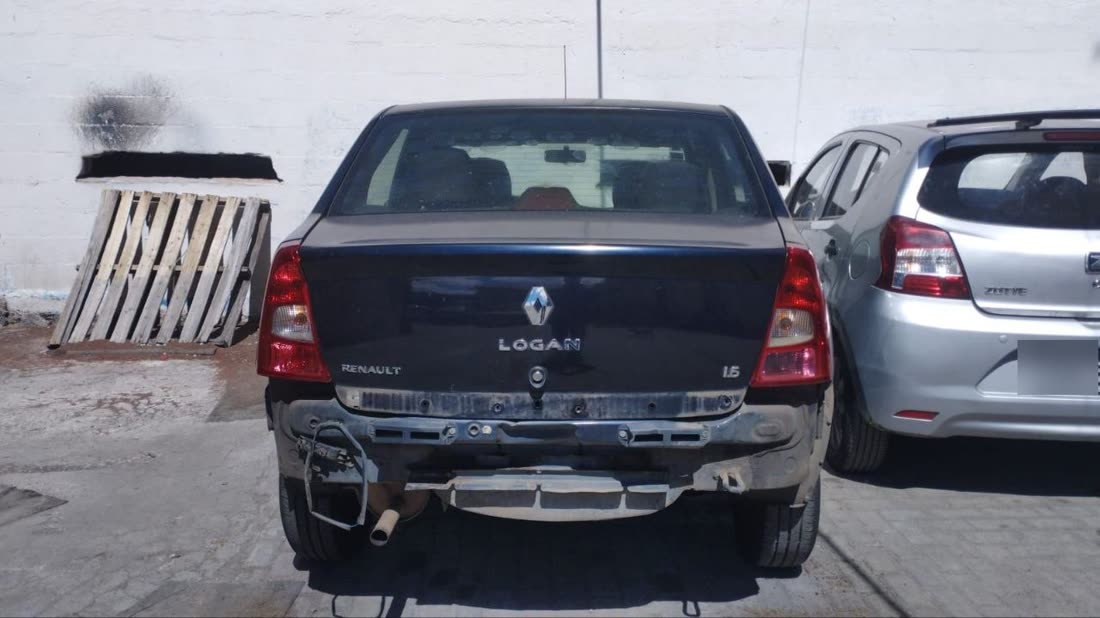 El Renault Logan visto de frente por detras, con el guardachoque trasero ya retirado
