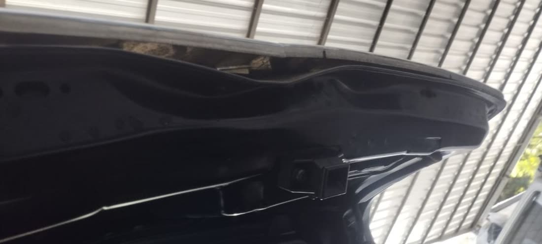 Detalle del interior del porton trasero del vehiculo con sus anclajes