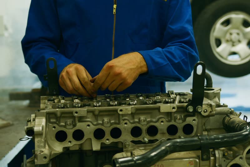 Mecánico trabajando sobre la culata de un motor desmontado