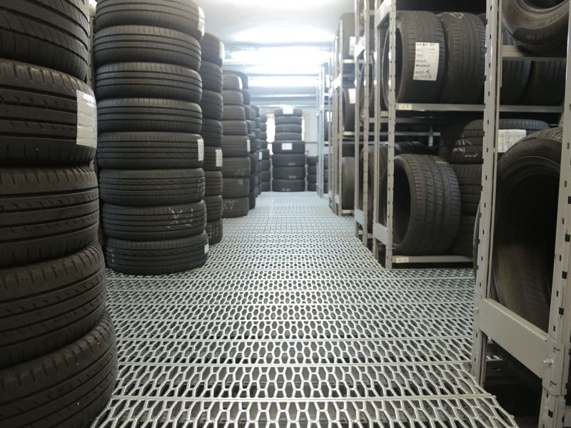 Bodega de llantas clasificadas por medida en estanterías